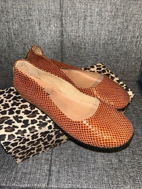 NEW IN BOX - French Sole Zeppa
Cognac Snake-Embossed Ballet Flats